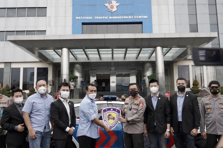 IMI Hibahkan Mobil Listrik untuk Patroli Korlantas Polri