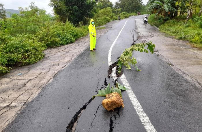 Jalan Utama Menuju Pantura Pamekasan Retak
