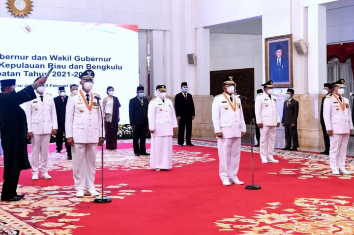 3 Foto Terpopuler: Jokowi Lantik Gubernur Sumbar, Kepri, dan Bengkulu hingga Masa Pro-Kontra Militer Myanmar Bentrok