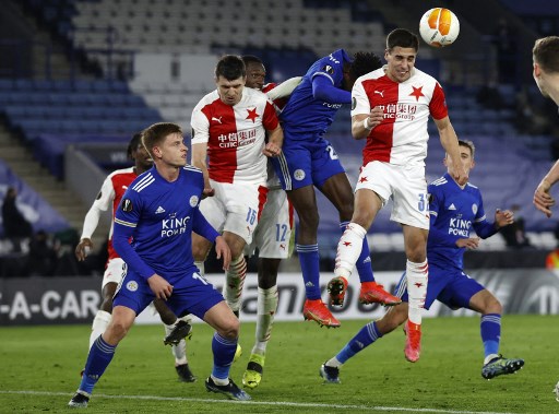 Suasana laga Leicester City vs Slavia Praha. (Adrian DENNIS / AFP)