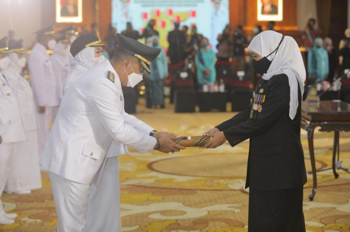 Sesi Pertama, Khofifah Resmi Lantik Enam Kepala Daerah di Jatim