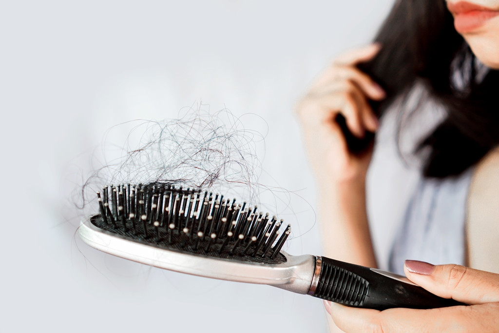 Rambut rontok menjadi gejala covid-19 karena infeksi virus dapat mengganggu produksi protein di folikel rambut, dan juga stres yang menyertai infeksi. (Foto: Pexels)