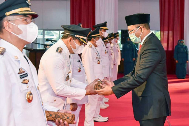 Gubernur Nusa Tenggara Barat Zulkieflimansyah melantik enam pasangan bupati/wali kota terpilih periode 2021-2026 di Gedung Graha Bhakti Praja Kompleks Kantor Gubernur di Mararam, Jumat, 26 Februari 2021.