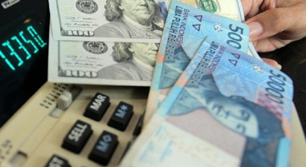 Sentimen Negatif Eksternal Bikin Rupiah Anjlok Drastis di Akhir Pekan