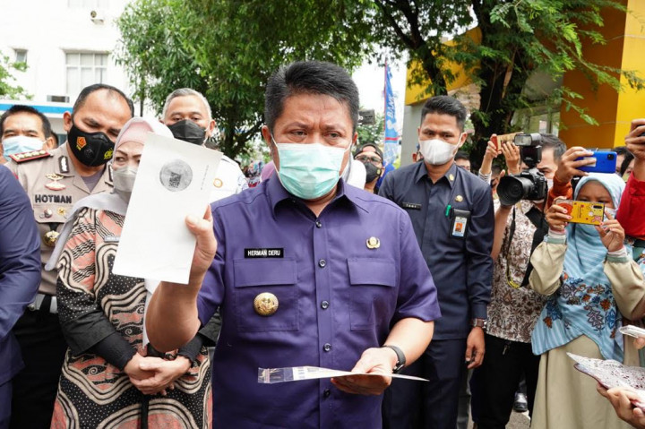 Herman Deru Luncurkan Stiker Hologram Tanda Lunas Bayar Pajak Bermotor