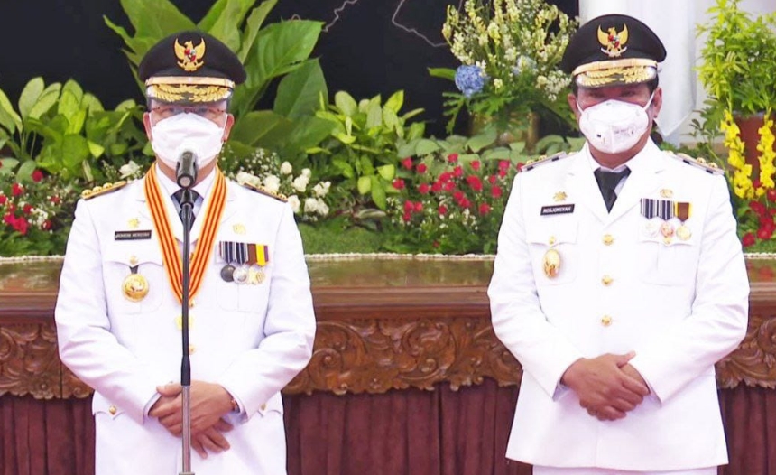 Gubernur Bengkulu Rohidin Mersyah (kiri) dan Wakil Gubernur Rosjonsyah saat upacara pelantikan di Istana Negara pada Kamis, 25 Februari 2021. Foto:BPMI Setpres 2021