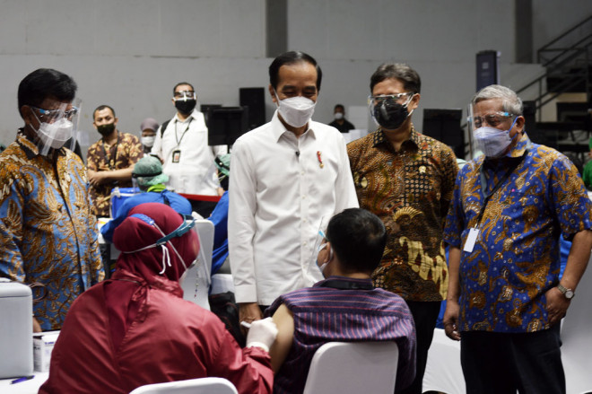 Presiden Jokowi saat meninjau vaksinasi terhadap wartawan. Foto: Medcom.id/Wijokongko