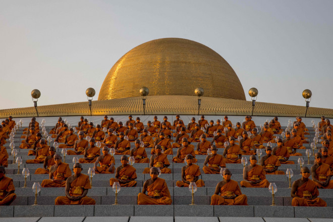 Potret sejumlah biksu menghadiri upacara Magha Puja yang digelar di Wat Phra Dhammakaya, Bangkok, Thailand, pada Jumat, 26 Februari 2021, lalu.