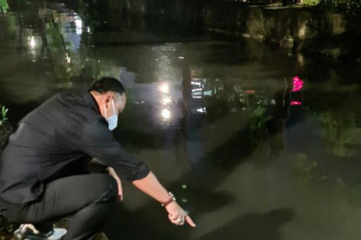 Jembatan Penyumbat Sampah di Kenjeran Surabaya Dibongkar