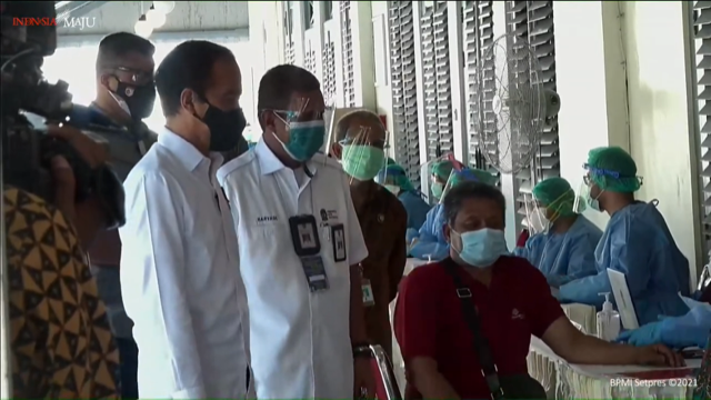 Jokowi Tinjau Vaksinasi Massal Pedagang di Pasar Beringharjo