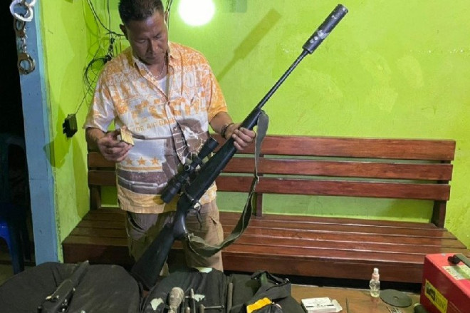 Kapolres Merauke AKBP Untung Sangaji saat mengecek salah satu senpi rakitan yang diamankan. (ANTARA/HO/Polres Merauke)