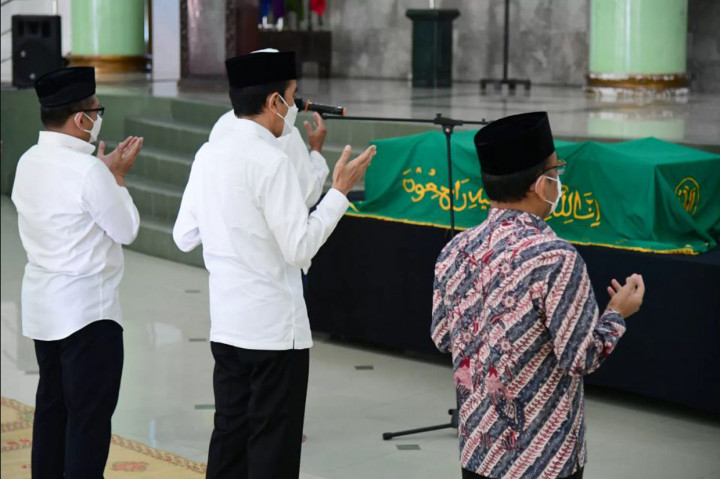 Foto: Jokowi Ikut Salatkan Jenazah Artidjo Alkostar