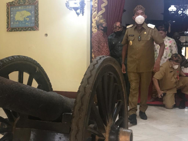 Bupati Sumenep A Fauzi saat memasuki keraton. (Foto: Istimewa)