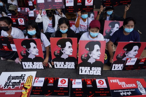 Protes warga menuntut agar Aung San Suu Kyi dibebaskan. Foto: AFP