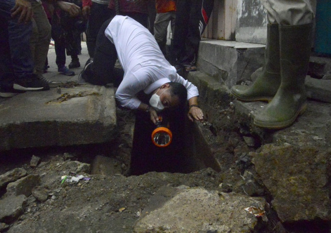 Wali Kota Surabaya Eri Cahyadi saat blusukan meninjau gorong-gorong di Tandes, Surabaya barat, Senin, 1 Maret 2021. (Dok: Humas Pemkot Surabaya)