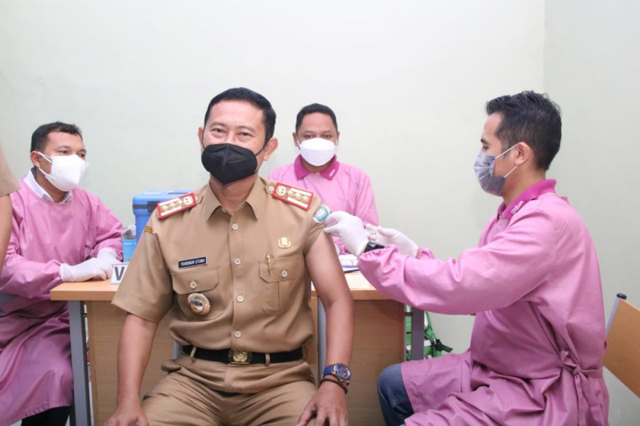 Yuhronur Langsung Jalani Vaksinasi di Hari Pertama Menjabat Bupati Lamongan