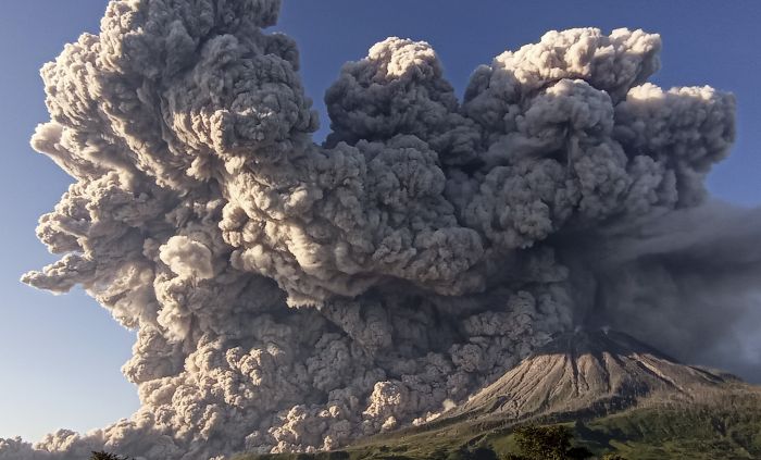 Awan Panas Sinabung Bikin Kabupaten Karo Gelap Gulita