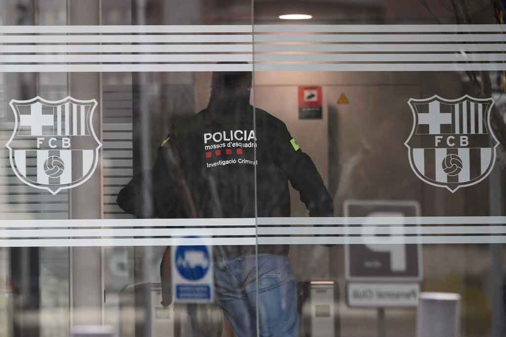 Potret Polisi Katalunya Geledah Kantor Barcelona