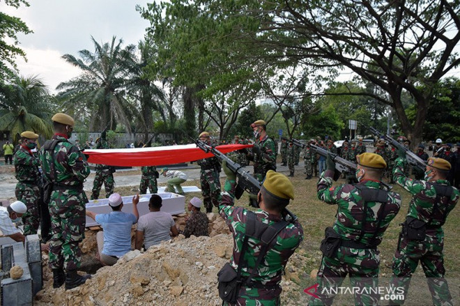  Sejumlah prajurit melakukan tembakan salvo saat pemakaman jenazah Kopda Anumerta Dedy Irawan di Taman Makam Bahagia, Kota Pekanbaru, Riau, Selasa, 2 Maret 2021. ANTARA/F.B. Anggoro