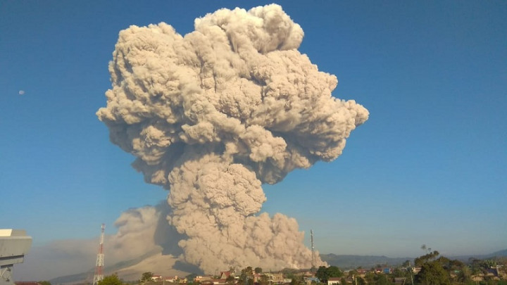Populer Daerah, Kantor PUPR Sulsel Digeledah Hingga Sinabung Luncurkan Awan Panas