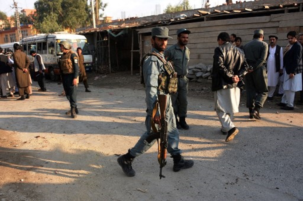Pasukan keamanan Afghanistan berada di lokasi serangan militan di Jalalabad pada 23 November 2017. (Noorullah SHIRZADA/AFP)