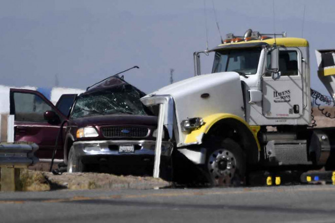Kondisi mobil SUV dengan truk trailer yang terlibat kecelakaan di dekat Holtville, California, Selasa, 2 Maret 2021 waktu setempat.