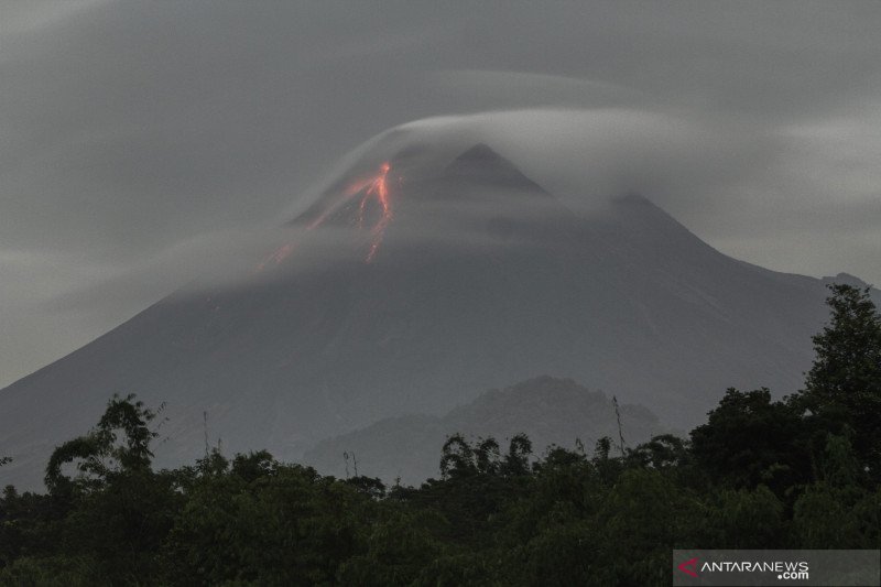 Guguran lava pijar terlihat dari Desa Hargobinangun, Pakem, Sleman, DI Yogyakarta, Sabtu (27/2/2021). (Foto: ANTARA/Hendra Nurdiyansyah)