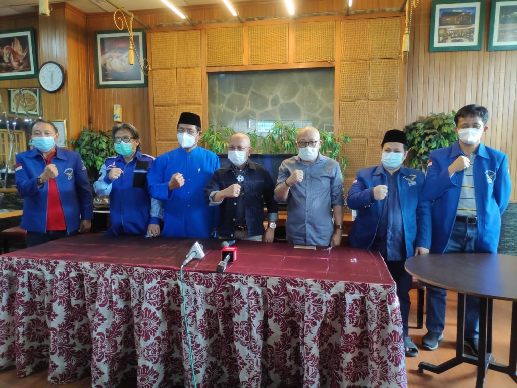 Dari kiri ke kanan: Sejumlah kader Demokrat yang dipecat Hengki Luntungan, Yus Sudarso, Ahmad Yahya, Darmizal, dan Syofwatillah Mohzaib. Dok Medcom.id