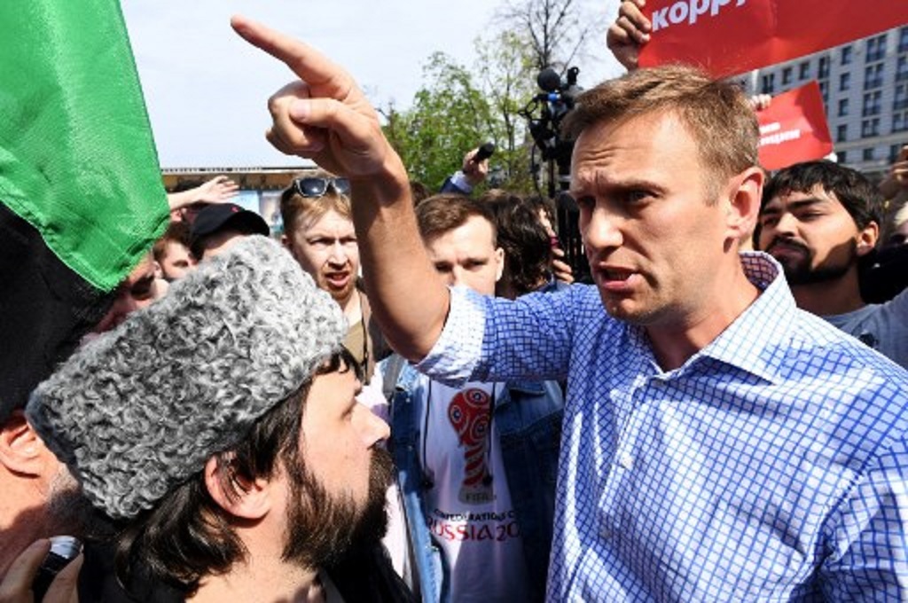 Tokoh oposisi Rusia Alexei Navalny (kanan) dalam aksi protes anti-pemerintah di Moskow, Rusia pada 5 Mei 2018. (Kirill KUDRYAVTSEV/AFP)