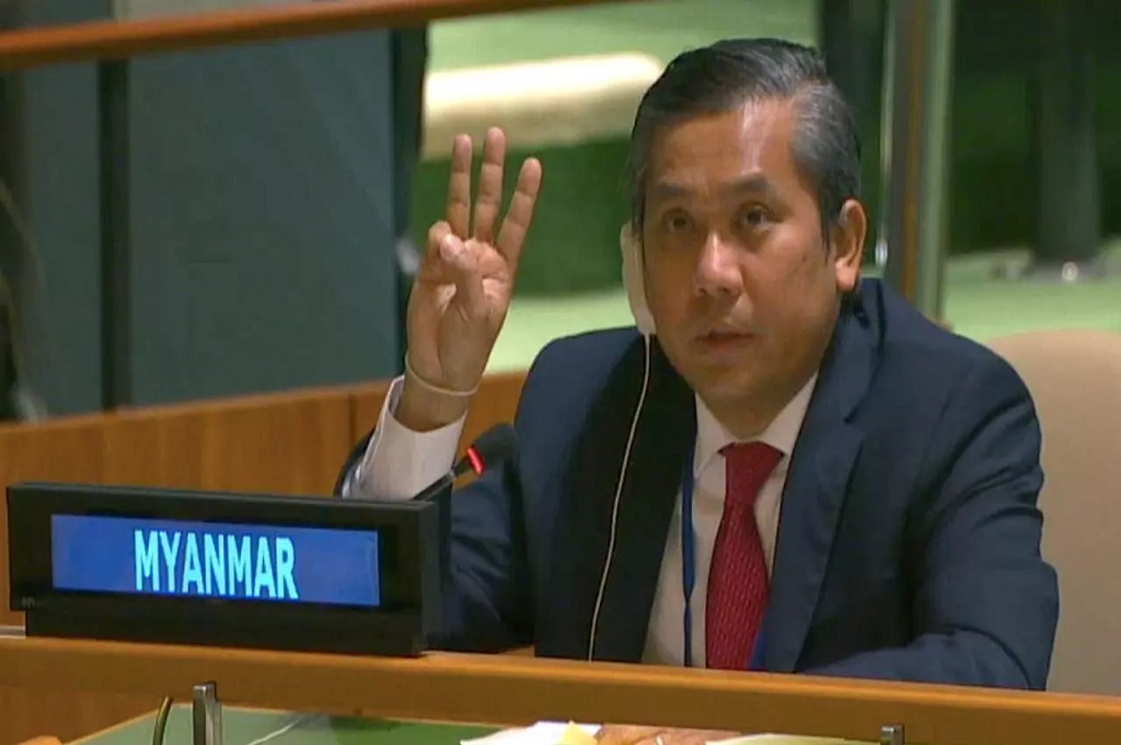 Dubes Myanmar untuk PBB Kyaw Moe Tun mengacungkan simbol tiga jari saat berbicara di gedung PBB pada jumat, 26 Februari 2021. (United Nations TV)