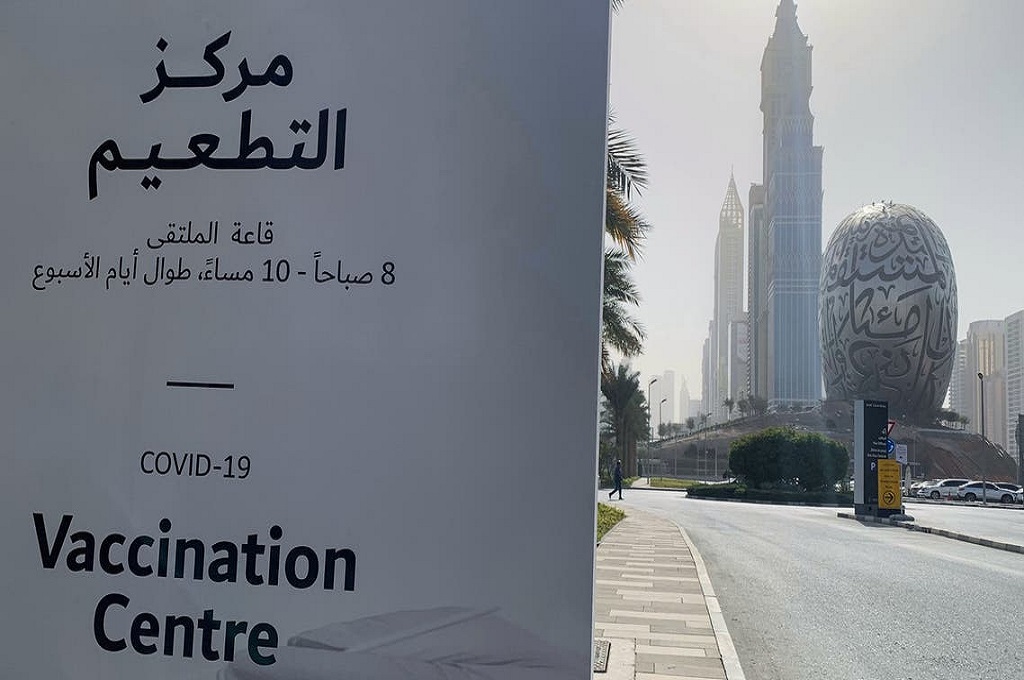 Sebuah papan petunjuk menginformasikan lokasi pusat vaksinasi Covid-19 di Dubai, Uni Emirat Arab. (AFP)