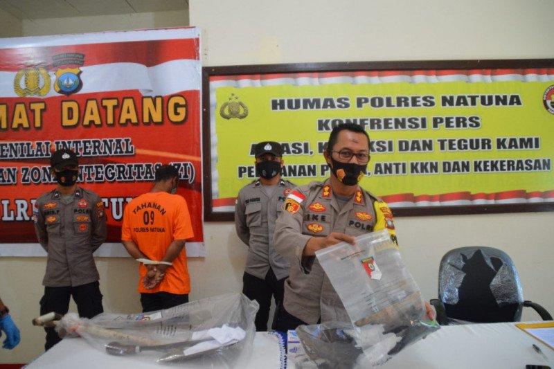 Kapolres Natuna AKBP Ike Krisnadian saat menggelar konferensi pers pengungkapan kasus karhutla. (ANTARA/HO-Polres Natuna)