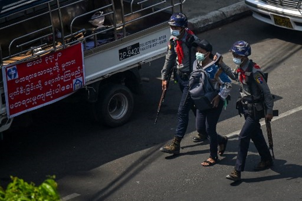 Polisi menahan seorang jurnalis bernama Kay Zon Nwe di kota Yangon, Myanmar pada 27 Februari 2021. (Ye Aung THU/AFP)