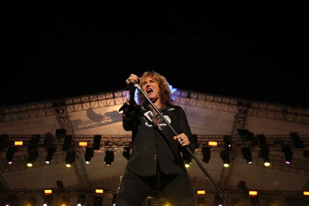 Whitesnake saat tampil di Jogjarockarta 2020. Jogjarockarta jadi konser luar ruangan besar terakhir sebelum pandemi (Foto: Shindu Alpito)