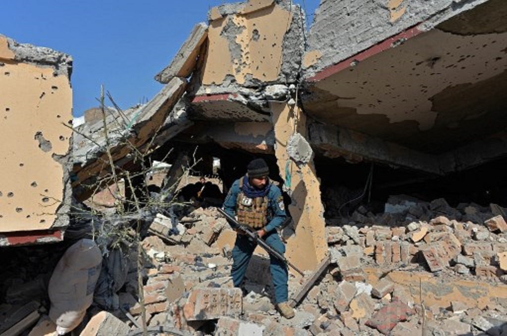 Seorang petugas keamanan memeriksa lokasi terjadinya baku tembak antara pasukan Afghanistan dan ISIS di Jalalabad pada 15 Februari 2021. (NOORULLAH SHIRZADA/AFP)