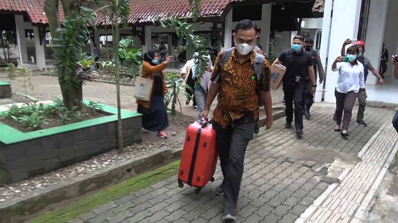  Tim KPK usai melakukan penggeledahan di kantor Biro Pengadaan Barang dan Jasa Sulsel. Tiga koper dan dua dus dokumen disita, Rabu 3 Maret 2021. Muhammad Syawaluddin/medcom.id.