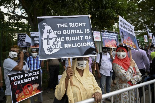 Warga di Sri Lanka saat menentang kremasi paksa. Foto: AFP