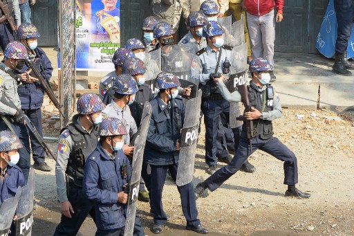 Pihak kemanan Myanmar hadapi pendemo penentang kudeta. Foto: AFP