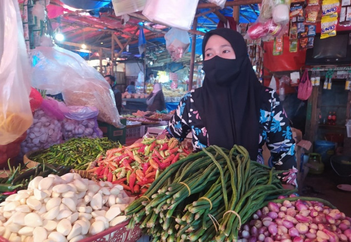 Harga Cabai Rawit Merah di Tangerang Makin <i>Hot</i>, Rp120 Ribu per Kg