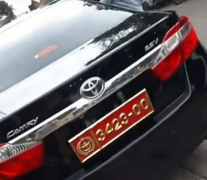 Viral, Wanita <i>Ngegas</i> Pamer Mobil Camry Berpelat Dinas TNI, Ternyata Palsu