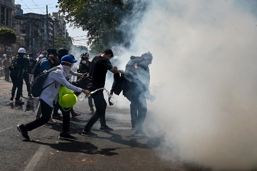 Polisi dan pedemo anti kudeta Myanmar bentrok. Foto: AFP.
