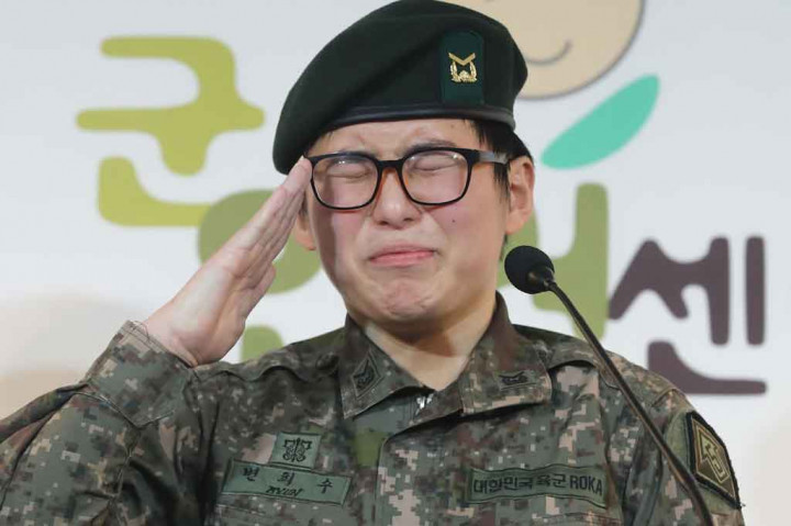 3 Berita Foto Terpopuler: Tentara Transgender Korsel Bunuh Diri Usai Dipecat hingga Barcelona ke Final Copa del Rey