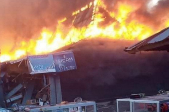 Ratusan Lapak Bangunan Pasar Lembor Manggarai Barat Terbakar