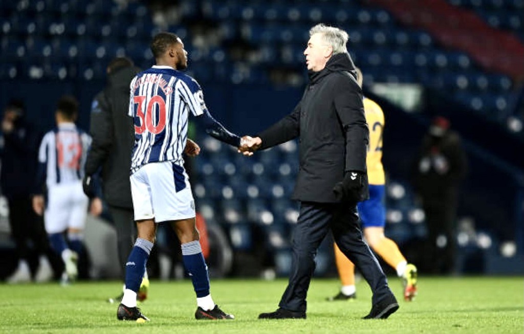 Pelatih Everton Carlo Ancelotti menyalami pemain West Bromwich Albion. (Foto: Twitter resmi Everton)