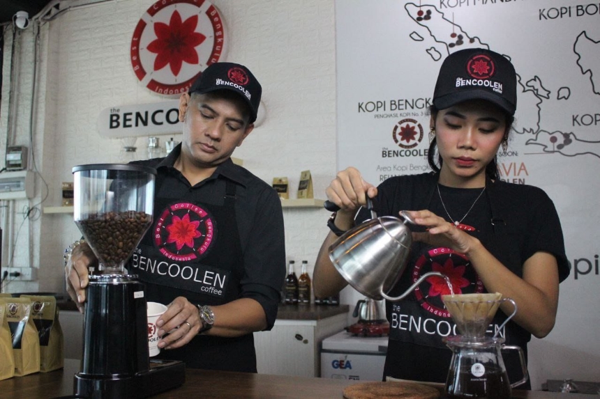 Pelatihan barista bagi peserta program kartu prakerja yang lolos seleksi.