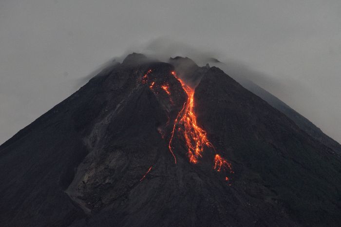 Guguran lava pijar Gunung Merapi terlihat dari Turi, Sleman. (Foto: ANTARA/Andreas Fitri Atmoko)