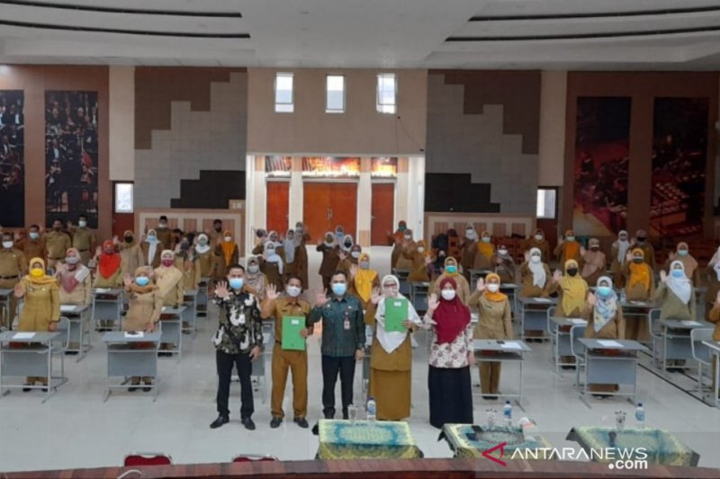 Penyerahan SK PPPK di Cibinong, Kabupaten Bogor, Jawa Barat. (Foto: Antara/M Fikri Setiawan)