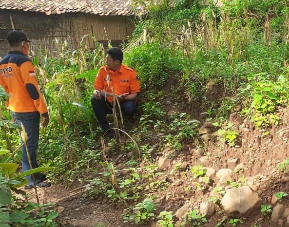 Tim mitigasi melakukan kajian di Kabupaten Situbondo dan Bondowoso. (Dok: BPBD Jatim)