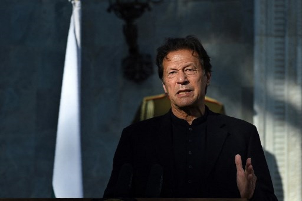 PM Pakistan Imran Khan saat berbicara di Kabul, Afghanistan pada 19 November 2020. (WAKIL KOHSAR/AFP)