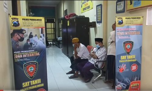Para pelaku jemput paksa pasien covid-19 menyerahkan diri ke Mapolres Probolinggo. (Metro TV)